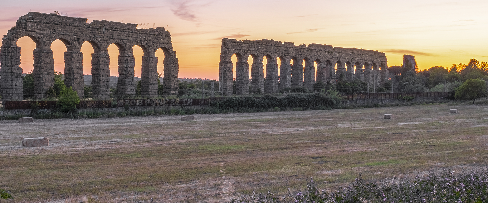resti dell'acquedotto romano nel parco degli acquedotti di roma, sullo sfondo il tramonto