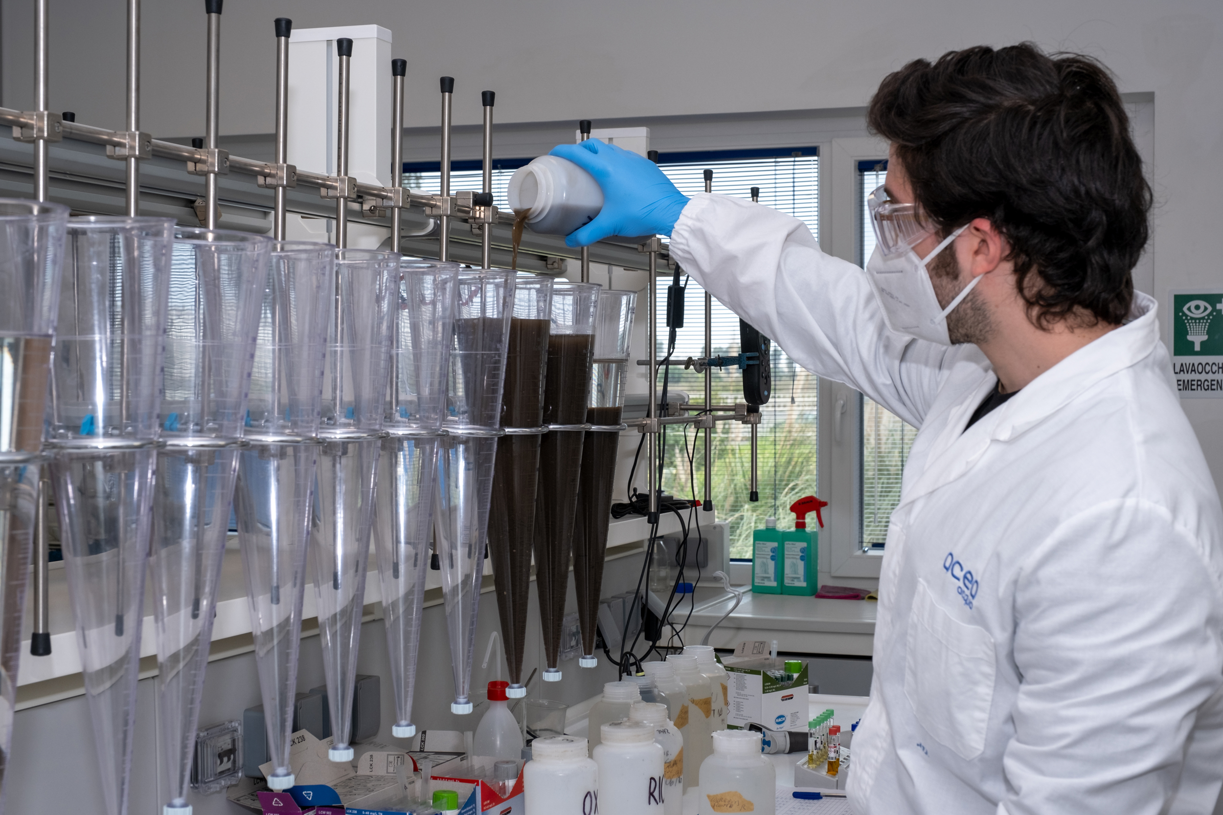 Una uomo in un laboratorio riempie delle provette