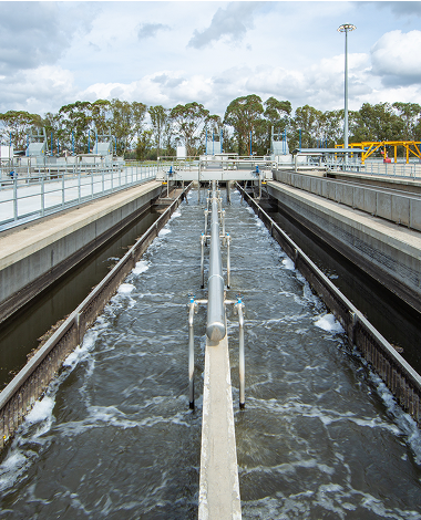 Infrastruttura del depuratore di roma sud che contiene acqua 