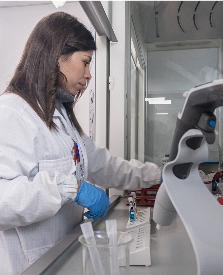 giovane ragazza in fase di analisi in un laboratorio
