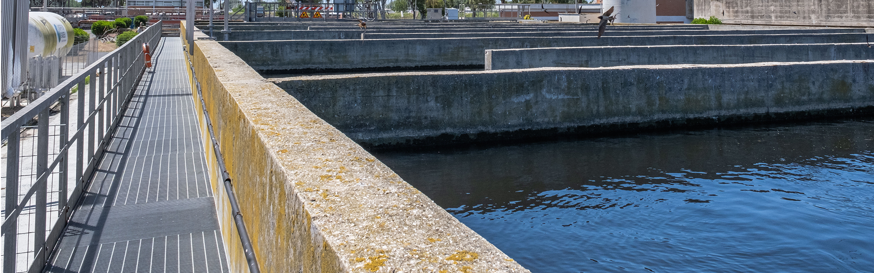 infrastruttura di un depuratore con una vasca d'acqua