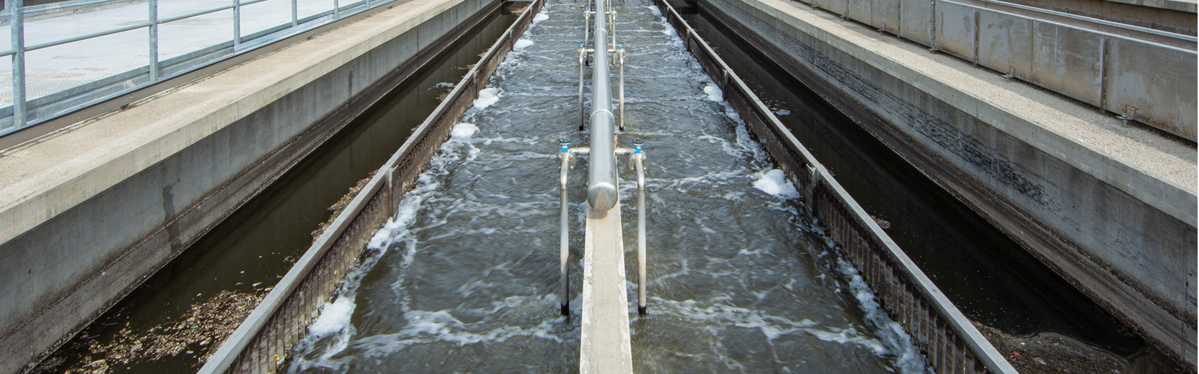 Infrastruttura del depuratore di roma sud che contiene acqua 