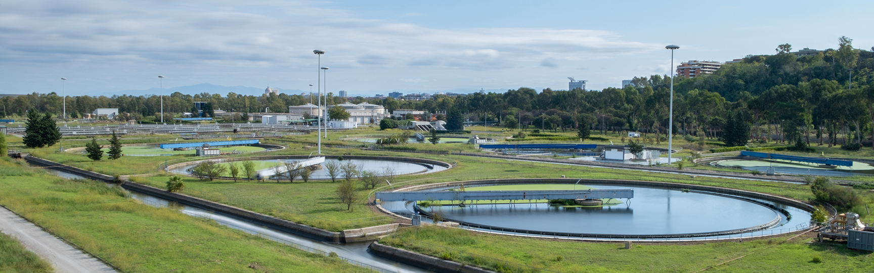 impianto idrico con delle cisterne d'acqua e un prato verde