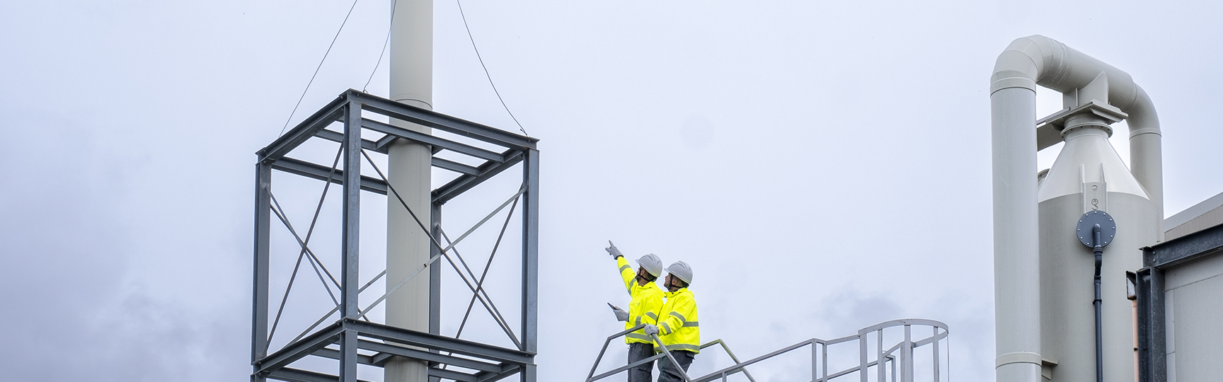 due operai su una infrastruttura indicano la torre della stessa