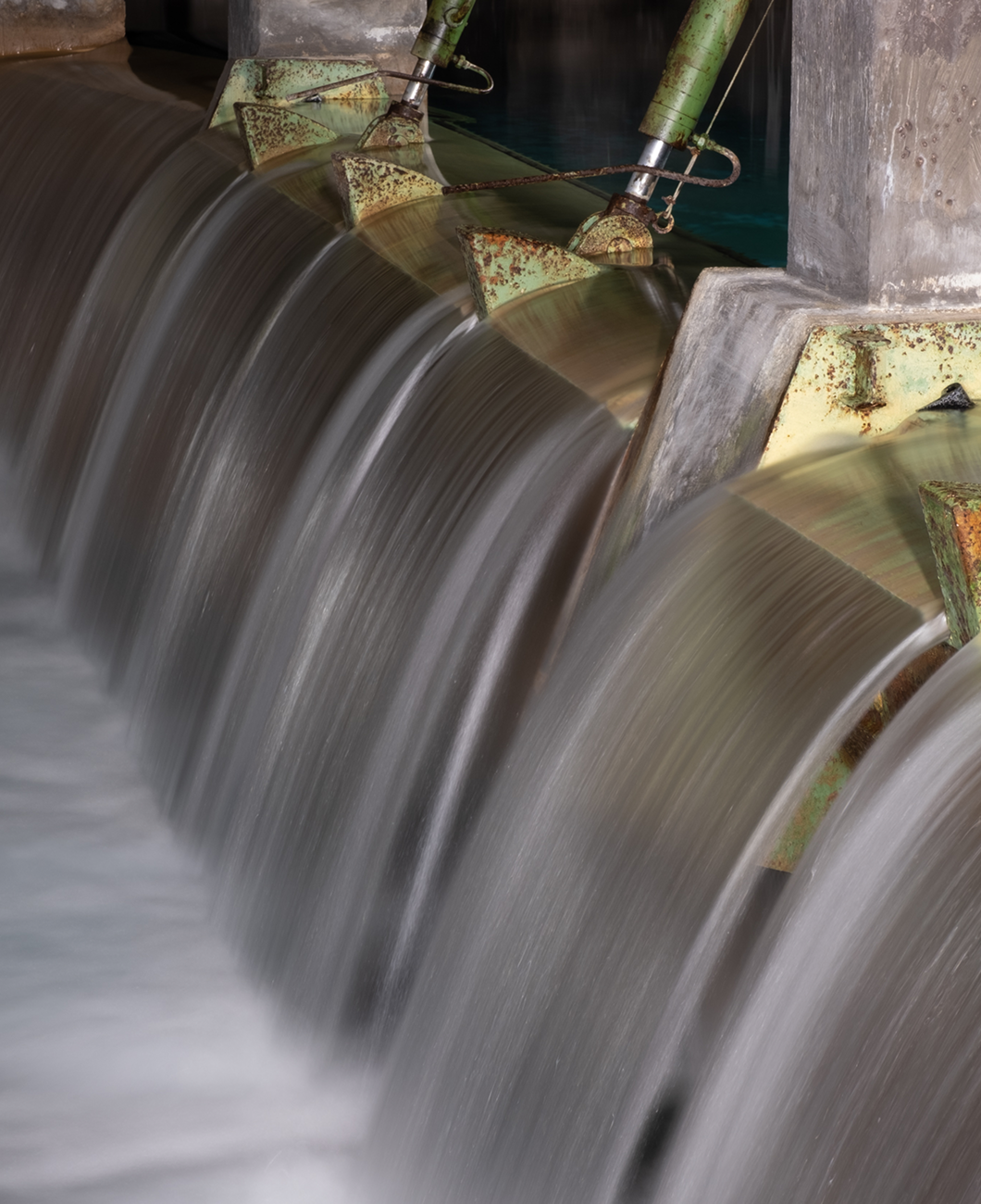 delle piccole cascate di acqua che riempiono una grande vasca all'interno della struttura dell'acquedotto del peschiera
