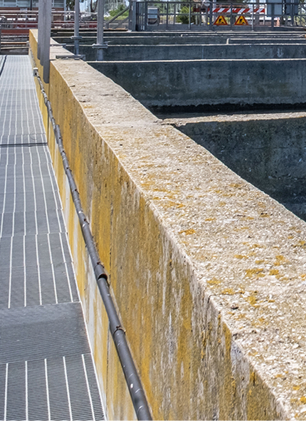 infrastruttura acea  di un depuratore con una vasca d'acqua