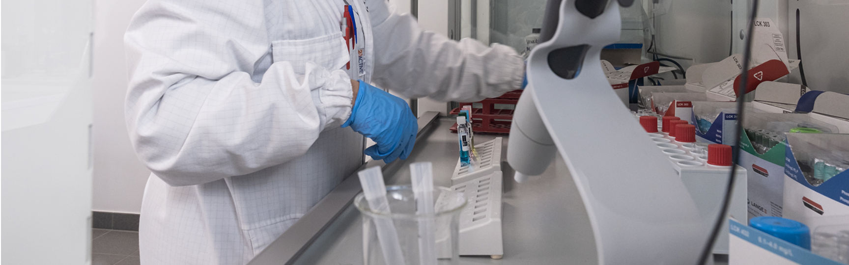 giovane ragazza in fase di analisi in un laboratorio acea